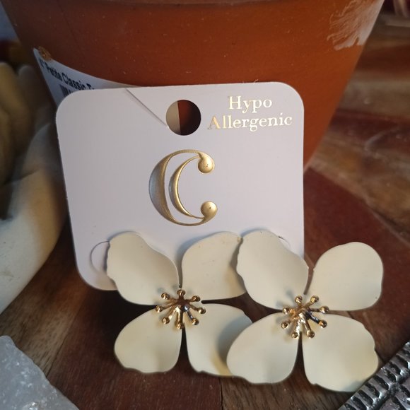 Flower Bloom Earrings- Hypoallergenic. NIP - Picture 3 of 3